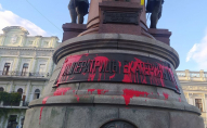 Залили фарбою пам'ятник Катерині II в Одесі: як він тепер виглядає. ФОТО