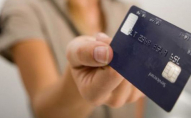 52-річна жінка пішла на шопінг з чужою банківської карткою