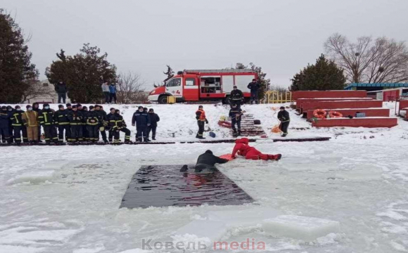 Волинські рятувальники тренувалися рятувати людей з крижаної води. ФОТО