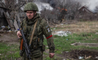 Росіяни на полі бою «роздягають» своїх вбитих військових: знімають одяг і взуття