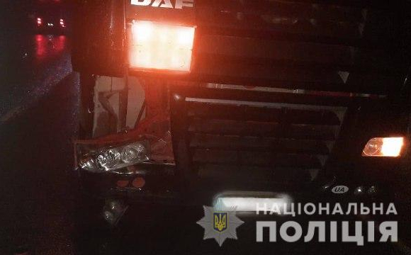 Неподалік Луцька сталась смертельна аварія: вантажівка збила чоловіка