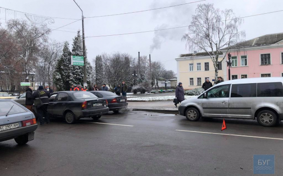 У центрі Нововолинська Daewoo Lanos збив одразу 2 людей: викликали «швидку». ФОТО