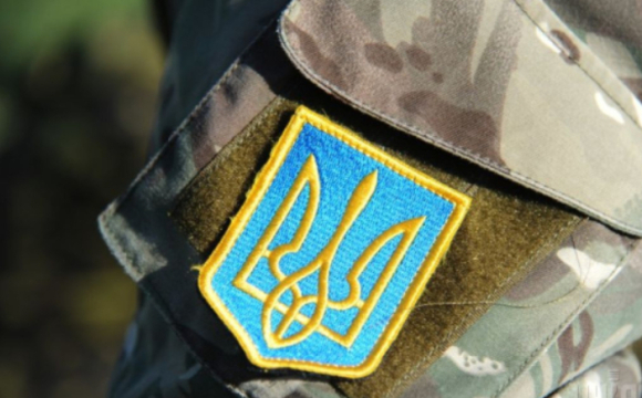 На заході України чоловіки у військовій формі намагались затягнути перехожого у бус