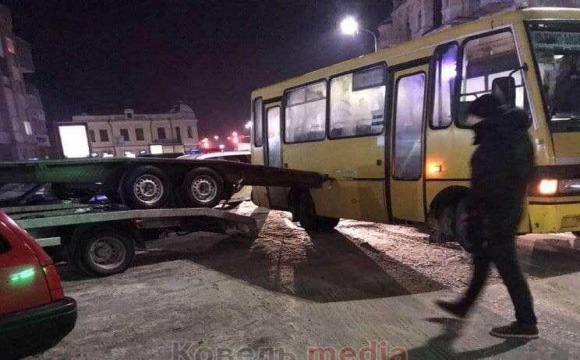 В центрі Ковеля маршрутка протаранила евакуатор. ФОТО