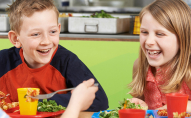 У шкільних їдальнях заборонили булочки: чим годуватимуть дітей