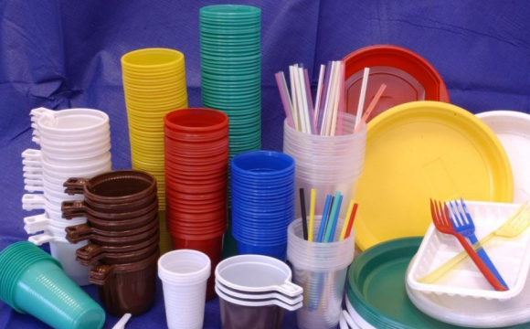 В Україні хочуть заборонити одноразовий пластик