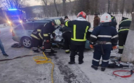 Важка ДТП на Львівщині: водія та пасажира з авто діставали рятувальники