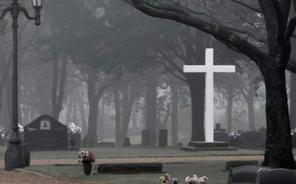 Гулянка «на кістках»: підлітки влаштували застілля посеред кладовища. ВІДЕО