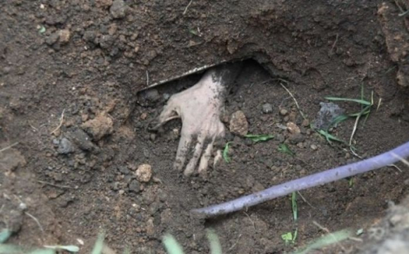 В Мелітополі згвалтували, вбили і закопали в парку 13-річну дівчину. ФОТО