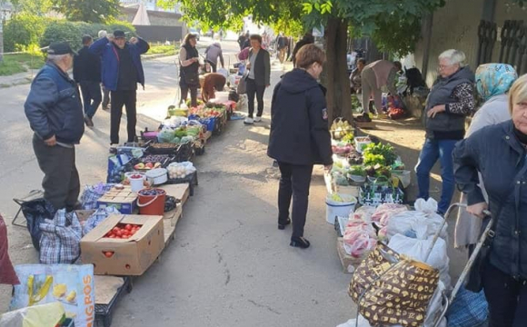 У Луцьку біля автостанції розігнали стихійну торгівлю. ФОТО