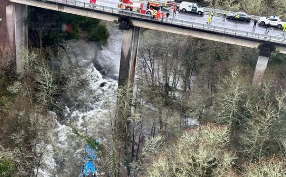 Автобус з пасажирами впав з мосту в воду: загинуло шестеро людей
