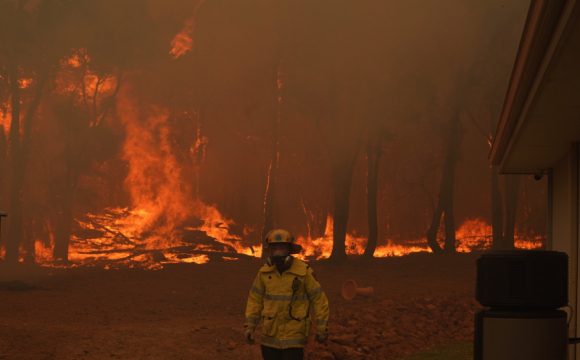 Австралію з лютого охопили лісові пожежі. Полум'я вирує біля найбільшого міста
