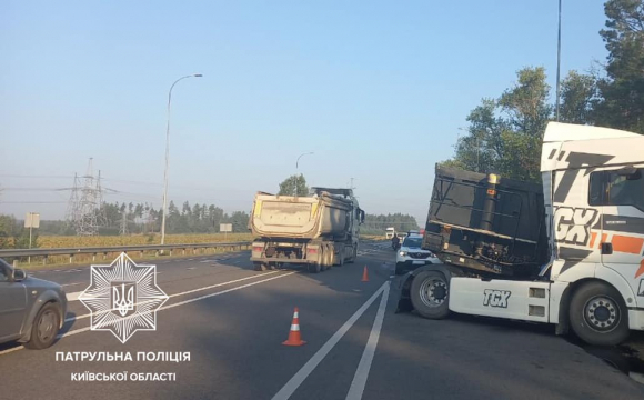 На трасі «Київ-Ковель» трапилася ДТП з потерпілими, вантажівка розчавила легковик