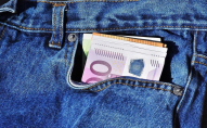 Чому заборонено носити гроші в кишені