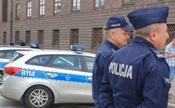 У Польщі в підʼїзді будинку знайшли тіло українки