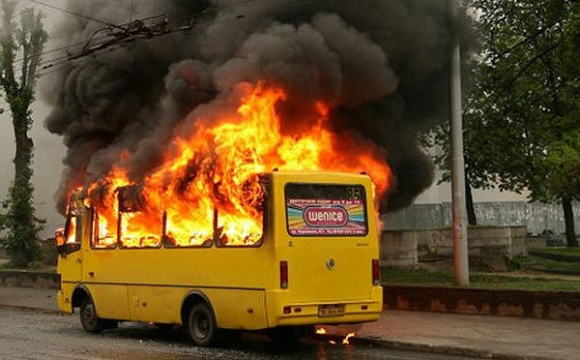 Під час руху загорівся пасажирський автобус з людьми в салоні. ФОТО