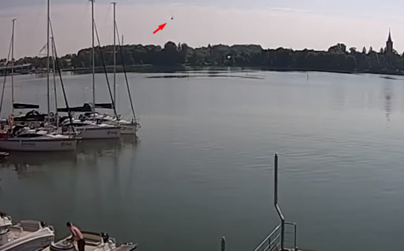 З'явилось відео авіакатастрофи: у Польщі в озеро впав вертоліт з українцями. ВІДЕО 