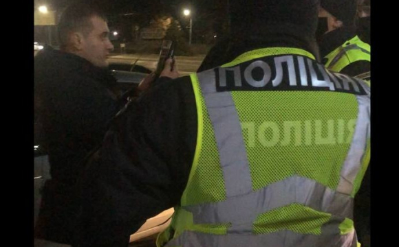 Докермувався: у Луцьку п'яного водія в кайданках забрали до поліції. ВІДЕО