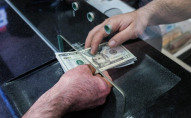 У ПриватБанку за обмін деяких доларів треба доплачувати: у чому справа
