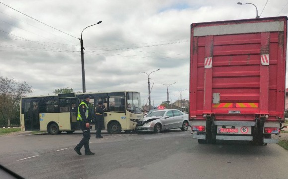 У Луцьку на Дубнівській маршрутка зіткнулася з авто