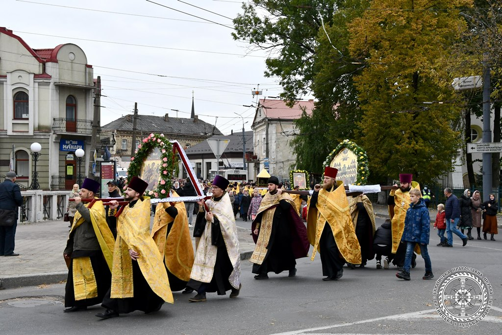 Без дотримання дистанції та масок: у Луцьку пройшов велелюдний хресний хід УПЦ «МП»