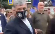 У Києві на Марші захисників Порошенка облили зеленкою. ВІДЕО