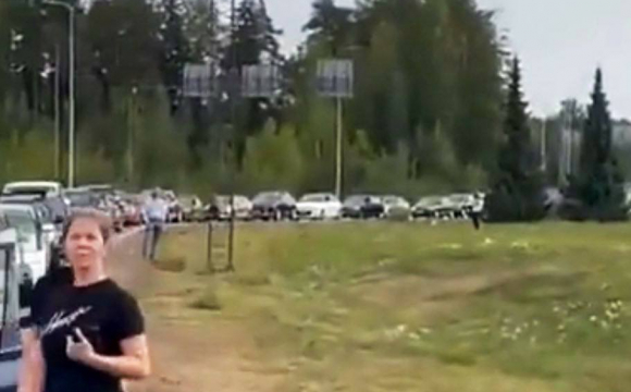 Росіяни масовово біжать з країни: черга на кордоні розтягнулася на 30 кілометрів