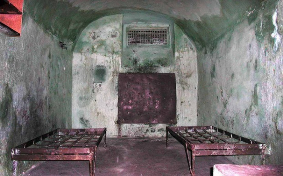 Сидячи в камері у в'язниці виманювали гроші з українців