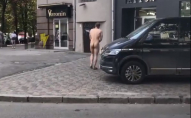 У центрі міста розгулював чоловік без одягу. ВІДЕО