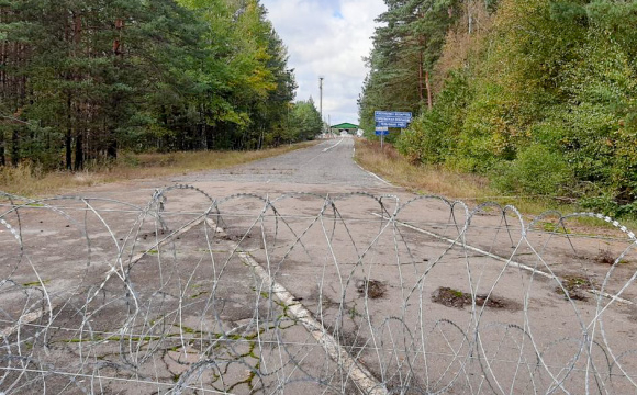 Українські військові на кордоні з Білоруссю копають протитанкові рови