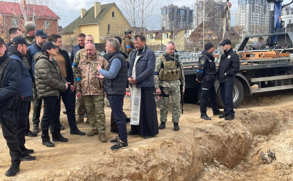 У Бучі почалася ексгумація тіл з місця масового тимчасового поховання. ФОТО