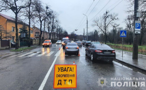 У Луцьку водій авто на пішохідному переході збив жінку: вона у лікарні