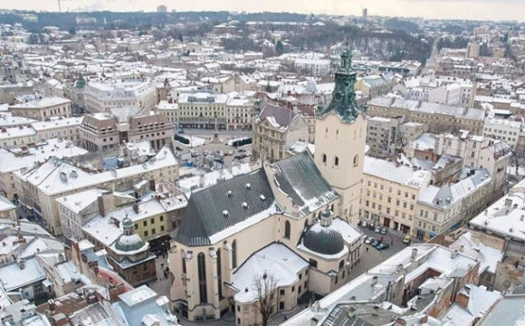 У центрі Львова на хлопця впала снігова брила