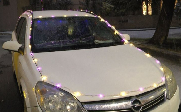 21-річний луцький таксист прикрасив свій автомобіль новорічними гірляндами. ВІДЕО