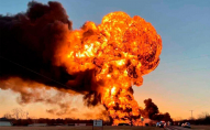 З'явилось відео потужного вибуху у Техасі: поїзд з нафтою зіткнувся з фурою