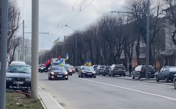 Волиняни зі сльозами на очах зустріли загиблих військових. ВІДЕО