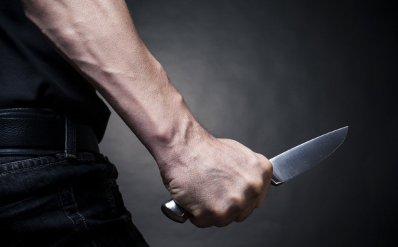 Встромив ножа у груди: посеред вулиці чоловік намагався покінчити життя самогубством