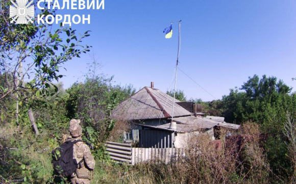 Військові підняли прапор України у двох селах Харківської області. ВІДЕО