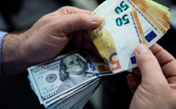 Українці масово скаржаться на відмову банками приймати долари: у чому причина