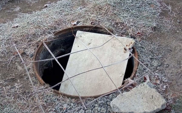 «Поки не трапилось біди»: у місті на Волині каналізаційну яму закрили решіткою