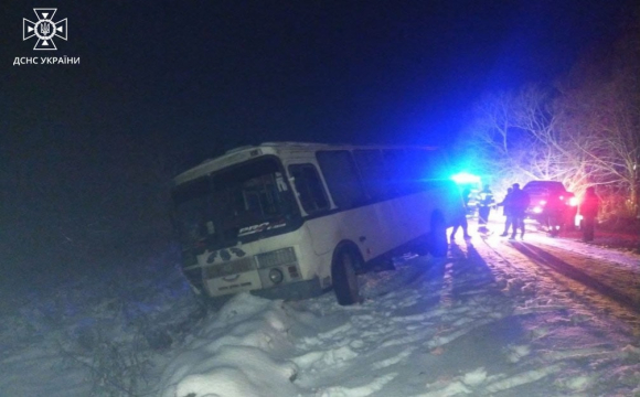 У Луцькому районі в снігу застряг автобус з пасажирами