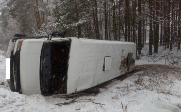 Перекинувся пасажирський мікроавтобус: постраждали дві пасажирки.