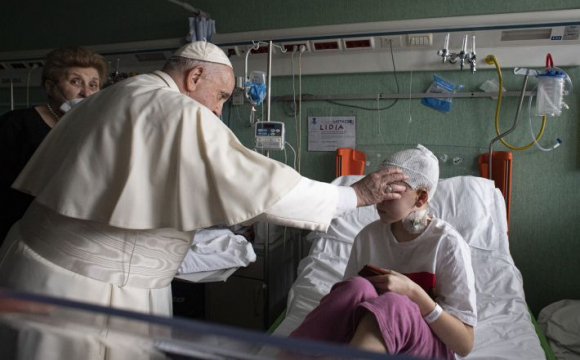 Папа Франциск відвідав у лікарні українських дітей-біженців