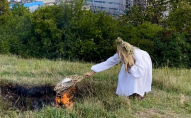 «Ві***біться від нас»: Полякова на Лисій горі спалила свою шляпу. ВІДЕО