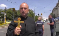У Болгарії священник накинувся на кортеж Зеленського. ВІДЕО