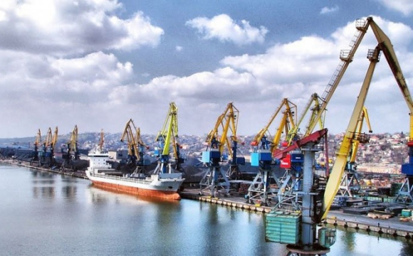 Росія перекинула в український порт військовий корабель і 4 бойові вертольоти