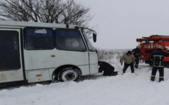 Під Торчином у сніговому полоні опинився автобус з пасажирами: викликали ДСНС