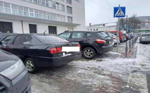 Автохами геть знахабніли: в Луцьку водій припаркувався просто на переході. ФОТО