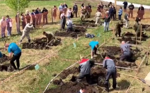 У Росії пройшли змагання зі швидкісного копання могил. ФОТО
