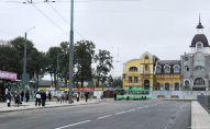 Муніципальна варта в Луцьку вигнала бабусь, які біля вокзалу продавали фрукти та овочі